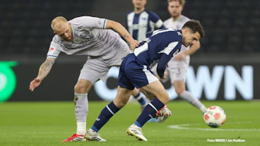 Philipp Hoffman vom VFL Bochum und Josip Brekalo von Hertha BSC im Maerz 2026