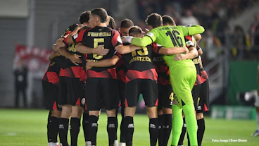 Wehen Wiesbaden beim DFB Pokalspiel gegen FC Bayern