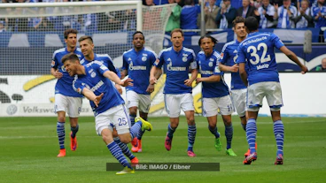 Klaas Jan Huntelaar vom FC Schalke 04 beim Jubel