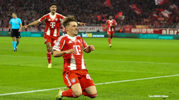 Lennart Karl und Aleksandar Pavlovic beim Jubel gegen Club Bruegge im Oktober 2025