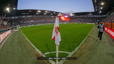 Stadion und Eckfahne des FC Augsburg