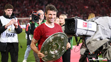 Thomas Mueller nach dem Gewinn der Meisterschaft mit dem FC Bayern Muenchen
