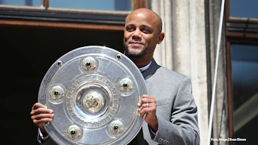 Vincent Kompany vom FC Bayern mit der Meisterschale