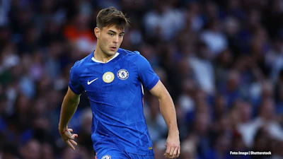 Aaron Anselmino im Trikot des FC Chelsea London