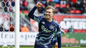 Mika Godts von Ajax Amsterdam beim Jubel im Oktober 2025