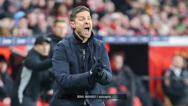 Xabi Alsonso von Bayer 04 Leverkusen gegen FC Bayern