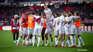Das Team des 1 FC Koeln beim Jubel nach Auswaertssieg in Nuernberg