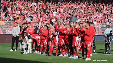 Das Team des 1 FC Union Berlin nach dem letzten Heimspiel 202425