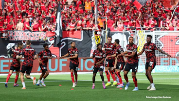 Das Team vom Bayer 04 Leverkusen beim aufwaermen