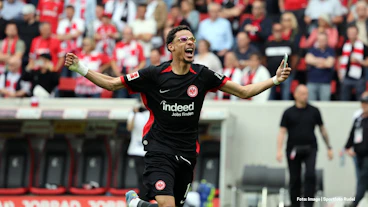 Hugo Ekitike von Eintracht Frankfurt beim Jubel nach Champions League Einzug
