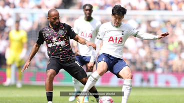 Bryan Mbeumo und Heung Min Son im Zweikampf